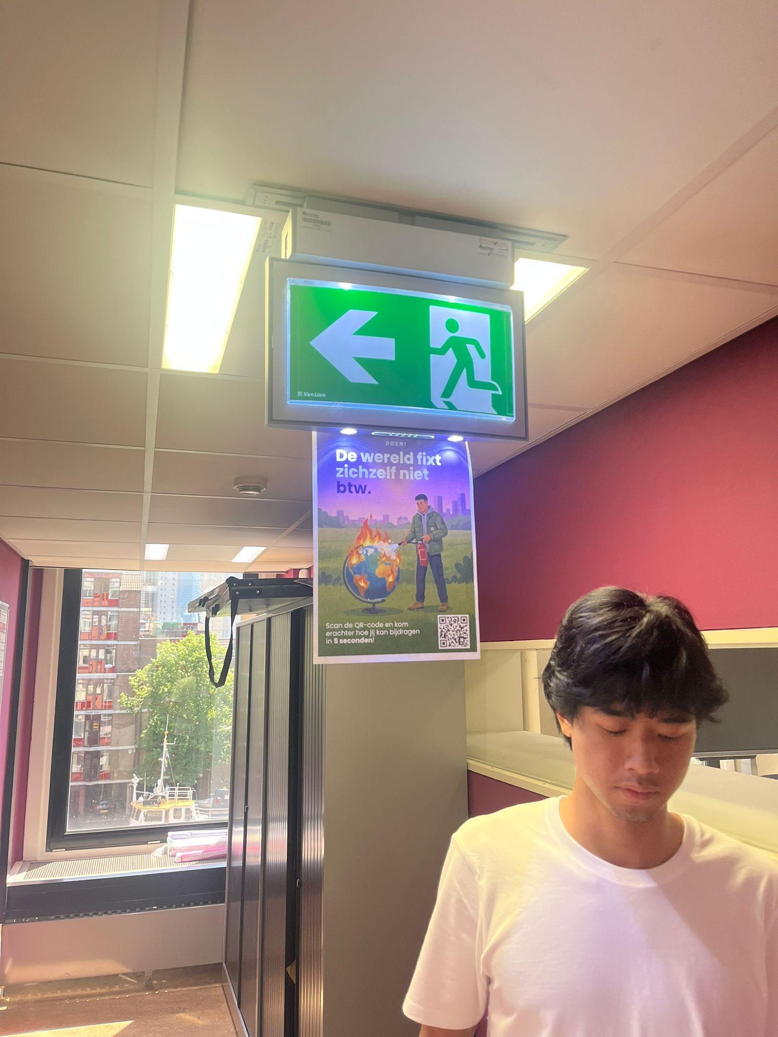 Poster van Doen! in de gang van de school